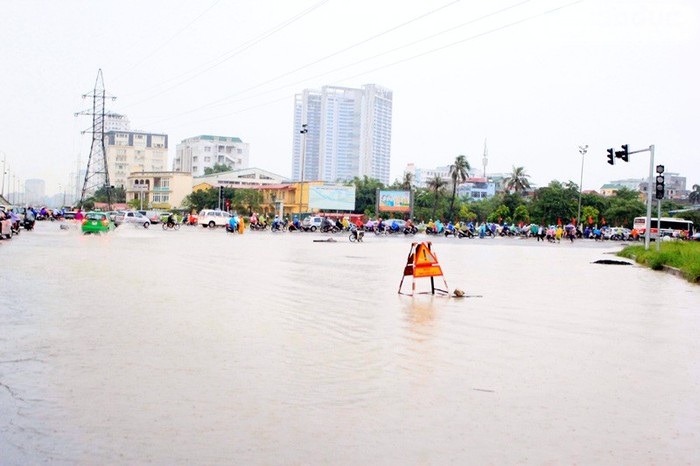 Mặc dù theo dự báo phải vào tối ngày 17/8, bão Kai-tak mới trực tiếp ảnh hưởng đến Hà Nội nhưng vào cuối giờ chiều nay, mưa lớn đã bất ngờ xuất hiện và tình trạng ngập lụt đã diễn ra.